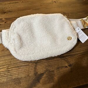 NWT 🤍 LULULEMON Wear Everywhere Belt Bag in Large Fleece